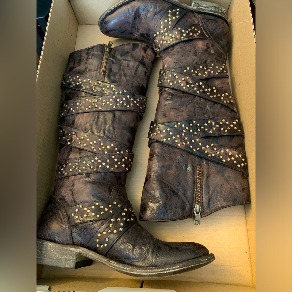 Size 7.5 Old Gringo chocolate Queentia boots with chocolate crystals.